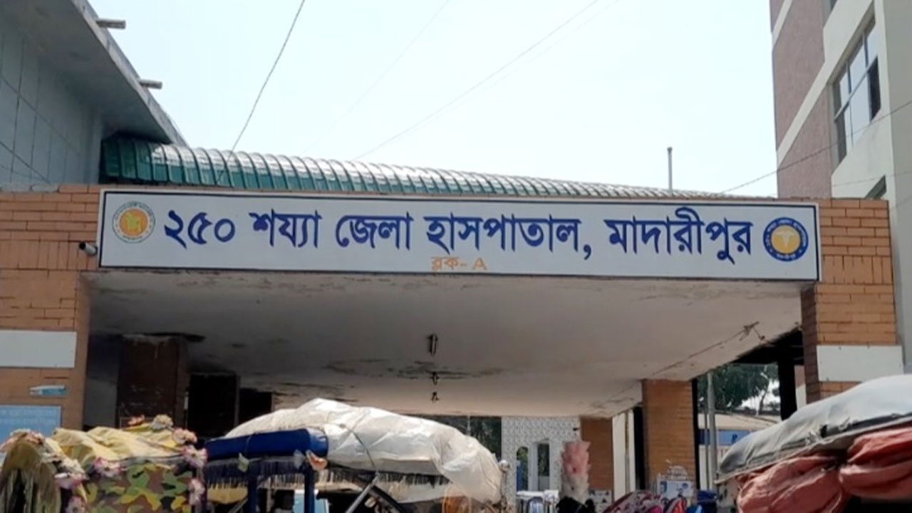 বিয়ের দাওয়াত দেওয়াকে কেন্দ্র করে ৭ জনকে কুপিয়ে জখম